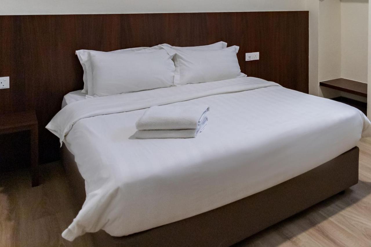 Emart Hotel 米里 外观 照片